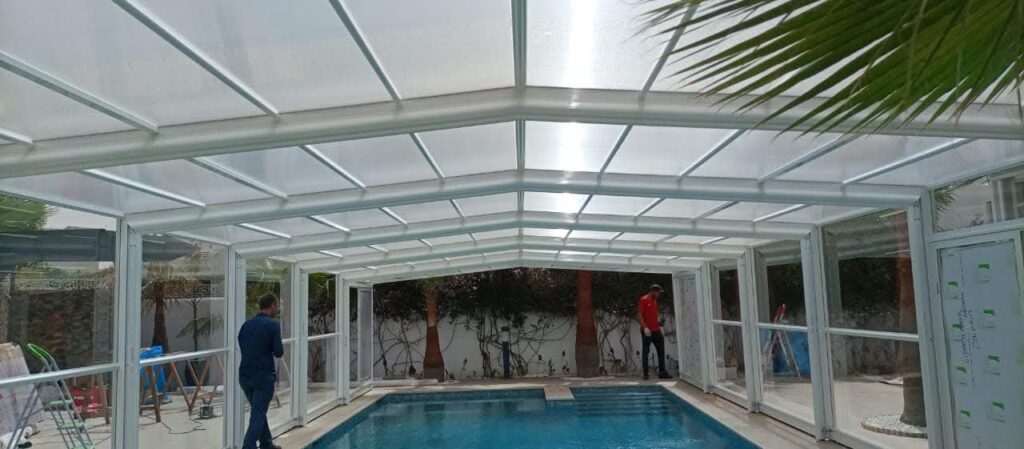 Couverture piscine électrique avec système d'ouverture automatique